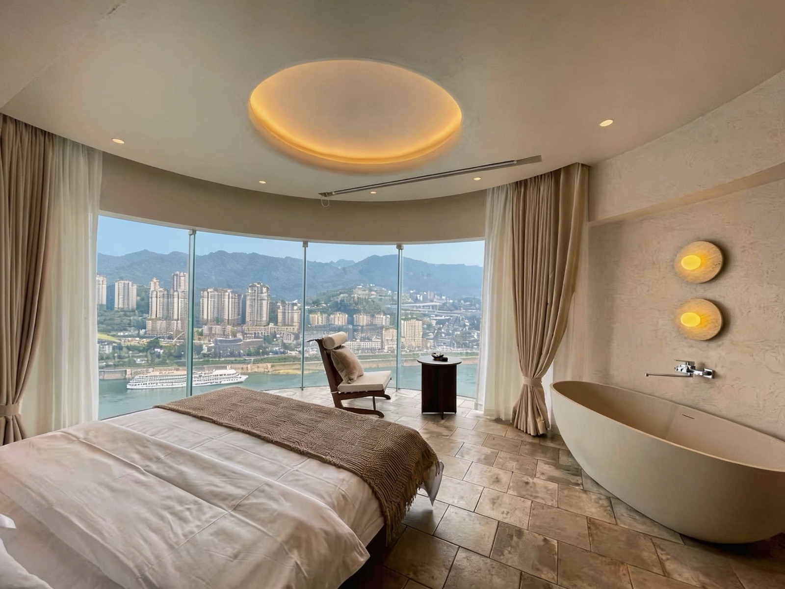 Liujin bathtub king room with panoramic river view