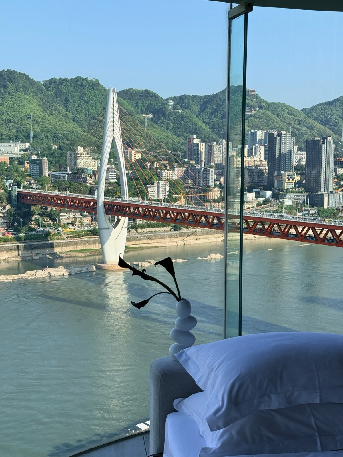 Dongshuimen Bridge and the Yangtze beside a guest-room bed in daylight